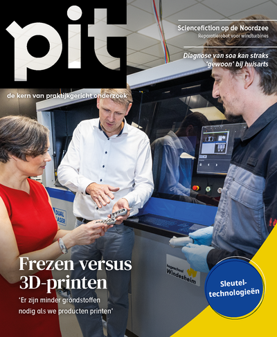 Onderzoekers Margie Topp, Geert Heideman en Tommie Stobbie bij een 3D-metaalprintruimte van Perron38. -- klik op de afbeelding om te vergroten