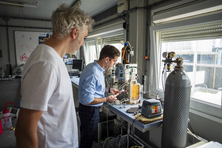 Onderzoekers Christos Latsos en Jasper van Houcke van het project ValgOrize aan het werk in het lab.