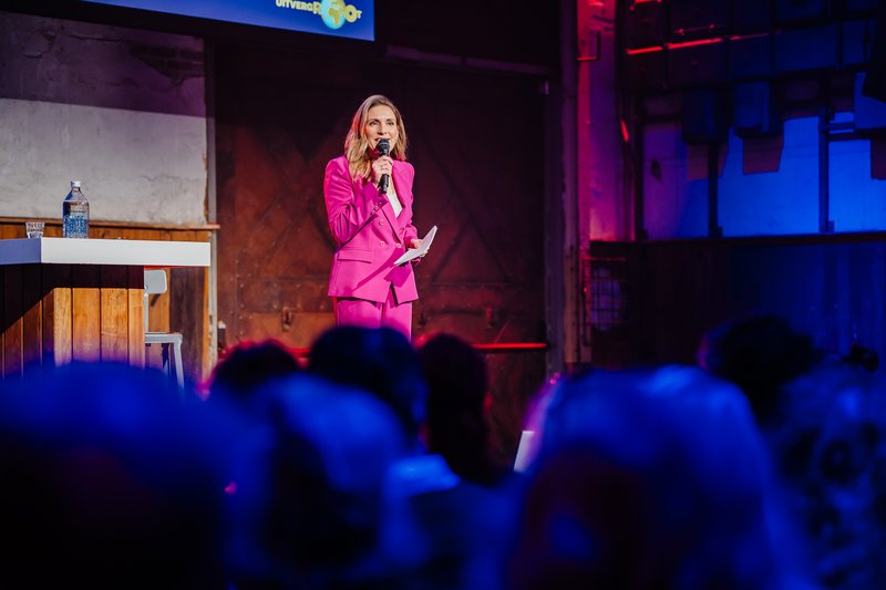 Dagvoorzitter Annemarie Brüning tijdens de opening van het SIA-congres 2025