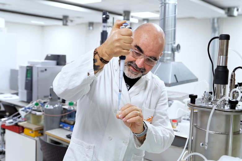 Onderzoeker Gert Hofstede aan het werk in het lab