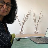 Portret van Inke Thakoersingh, programmamedewerker bij Regieorgaan SIA, op haar thuiswerkplek -- klik op de afbeelding om te vergroten