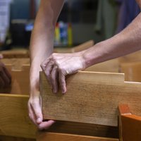 Two pairs of hands assemble the wooden desk -- klik op de afbeelding om te vergroten