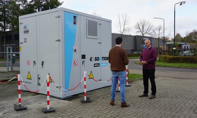 Mertijn Weeda en Jan Rietdijk bij batterij Kempen Energy Hub