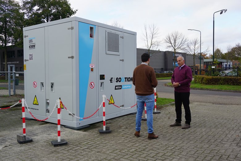 Mertijn Weeda en Jan Rietdijk bij batterij Kempen Energy Hub