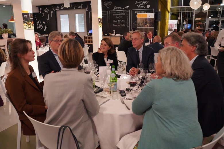 Minister Robbert Dijkgraaf in gesprek met het netwerk tijdens het diner pensant.
