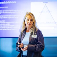 Sjoukje Goldman presenteert tijdens werkbezoek HvA 'Erkennen en waarderen' -- klik op de afbeelding om te vergroten