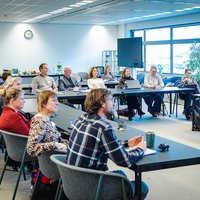 Groep aanwezigen bij het werkbezoek van Regieorgaan SIA aan HvA op 8 oktober 2025 -- klik op de afbeelding om te vergroten