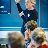 Reint Jan Renes presenteert tijdens werkbezoek HvA 'Erkennen en waarderen' -- klik op de afbeelding om te vergroten