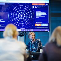 Jelle Schuilenberg presenteert tijdens werkbezoek HvA 'Erkennen en waarderen' -- klik op de afbeelding om te vergroten