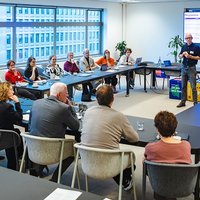 Alex Verkade presenteert tijdens werkbezoek HvA 'Erkennen en waarderen' -- klik op de afbeelding om te vergroten