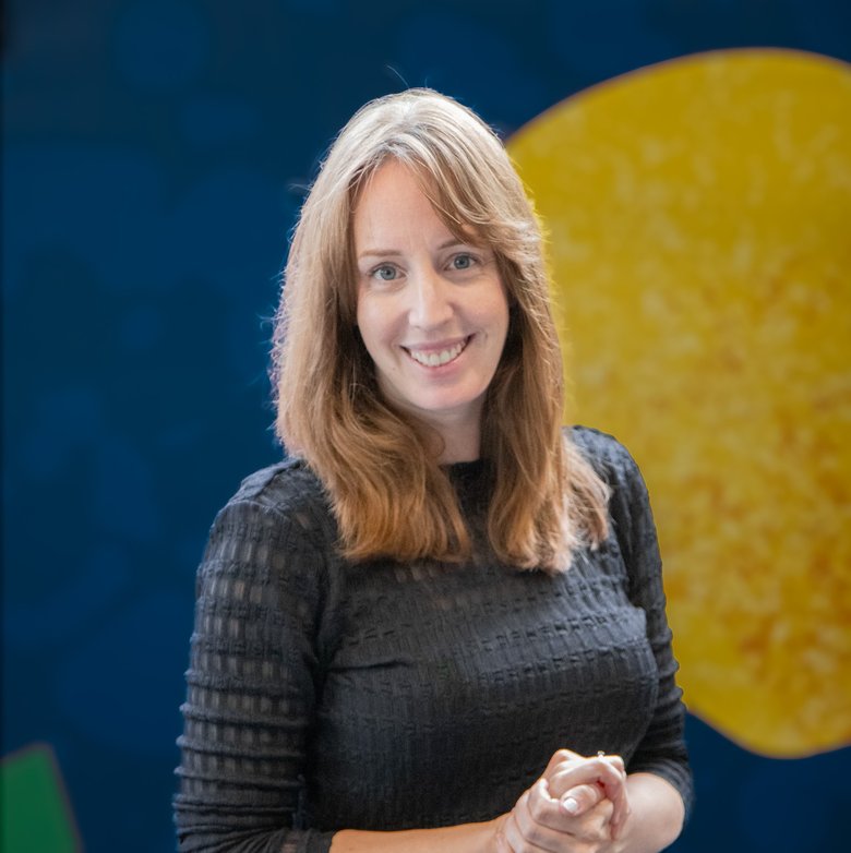 Portretfoto van docent-onderzoeker Vera van Stokkom bij TommyTomato.