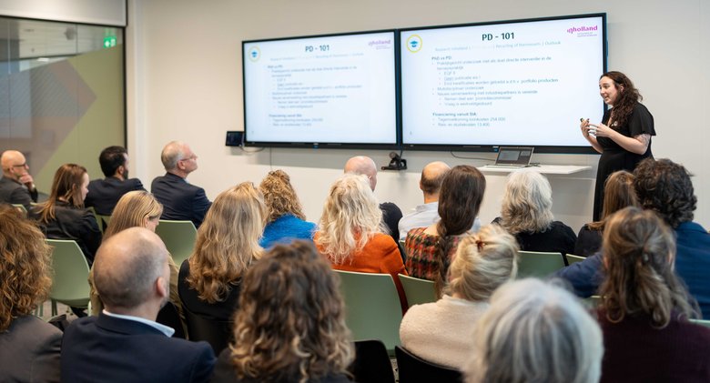 Jasmijn Ruijgrok vertelt over haar Professional Doctorate-onderzoek tijdens het werkbezoek aan Inholland