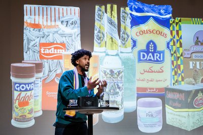 Malique Mohamud tijdens de Conferentie Onderzoek & Creatieve Praktijk 2026 -- klik op de afbeelding om te vergroten