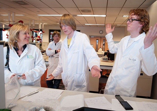 Toenmalig minister Jet Bussemaker met 2 onderzoekers in een lab van Hogeschool Leiden
