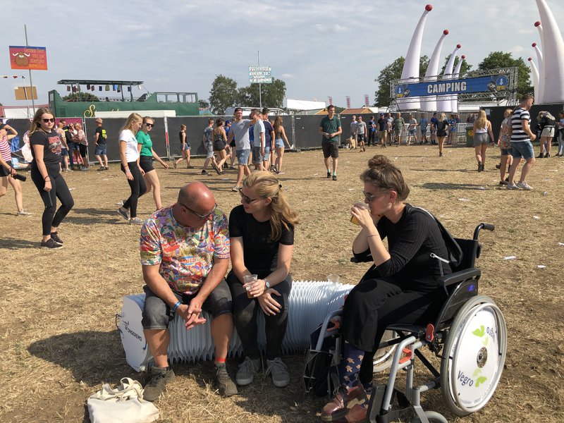 Mensen in rolstoel en op de uitschuifbare rolstoelbank
