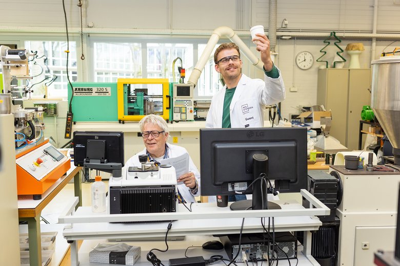 Twee onderzoekers in een lab