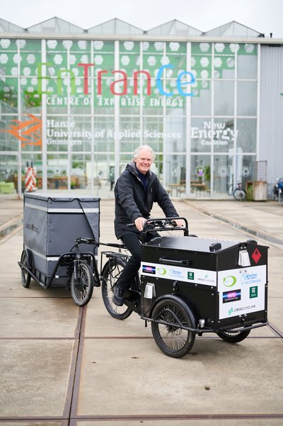 René Wit op zijn transportfiets op waterstof -- klik op de afbeelding om te vergroten