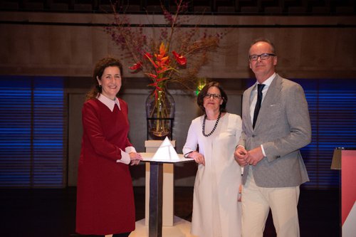 De winnaars van de Deltapremie met minister Van Engelshoven