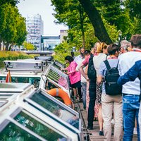 mensen in de rij om een bootje in te gaan -- klik op de afbeelding om te vergroten