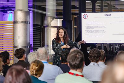 PD-kandidaat Jasmijn Ruijgrok op de conferentie Onderzoek & Impact -- klik op de afbeelding om te vergroten