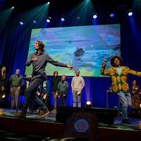 Merlijn Twaalfhoven en spoken word artiest Joshua Snijders op het podium bij de bekendmaking van de publieksprijs -- klik op de afbeelding om te vergroten