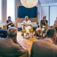 mensen op stoelen in een kring in gesprek -- klik op de afbeelding om te vergroten