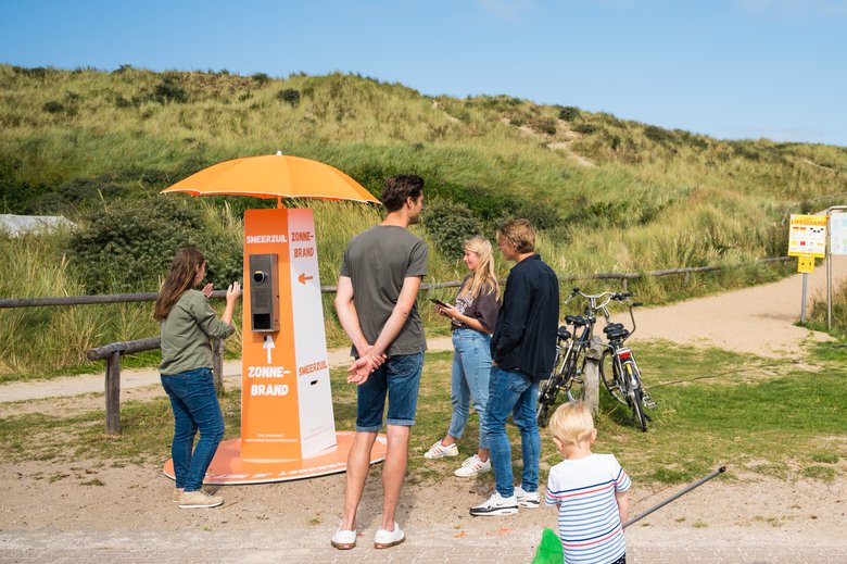 Bezoekers van camping Stortemelk testen de Smeerzuil