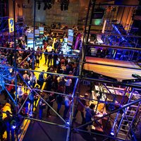 Overview van congresbezoekers in de aankomsthal -- klik op de afbeelding om te vergroten