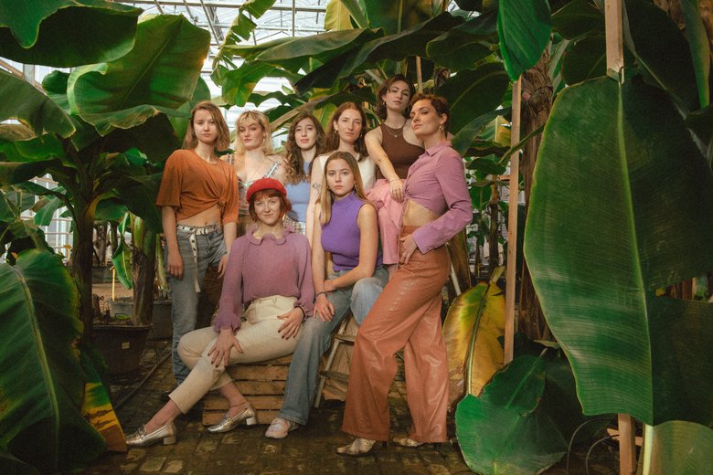 Het MUSA intimates-team bestaat uit 8 vrouwen, hier gefotografeerd tussen de bananenbladeren