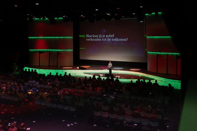 Op het podium keynotespreker Tessa Cramer -- klik op de afbeelding om te vergroten