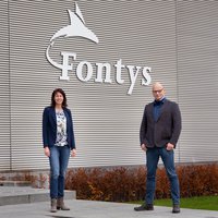 Yvonne van Lith en Peter Thüne voor het Fontys-logo op een gebouw -- klik op de afbeelding om te vergroten