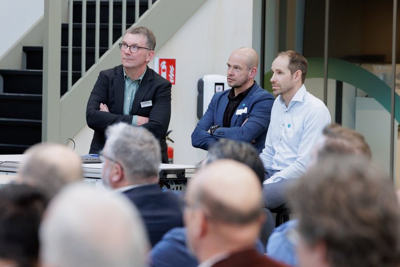 Van links naar rechts: Jan Geurts van Kessel, Arjan Wargers en Thijs van Wijk tijdens de opening van het Powerlab ElaadNL/HAN (Fotograaf Stefan van Nieuwenhoven in opdracht van ElaadNL / HAN)