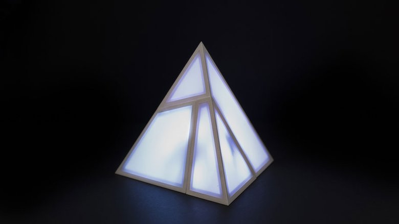 De 3 kristalvormen in elkaar gemonteerd, waardoor ze samen een delta vormen die oplicht
