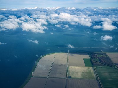 Luchtfoto van windmolens en akkervelden -- klik op de afbeelding om te vergroten