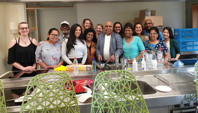 Groepsfoto van studenten en deelnemers aan het onderzoek in een keuken -- klik op de afbeelding om te vergroten