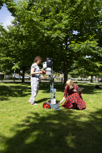 Twee onderzoekers meten droogte en temperatuur in een park -- klik op de afbeelding om te vergroten