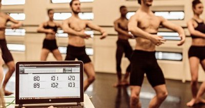 Dansers met hartslagmeters worden gemonitord tijdens onderzoek van onderzoekscentrum Performing Artist and Athlete Research Lab (PEARL) -- klik op de afbeelding om te vergroten