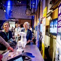 Demonstrator van Fontys, met innovatie voor het automatiseren van labopstelling met robotarm en AI -- klik op de afbeelding om te vergroten