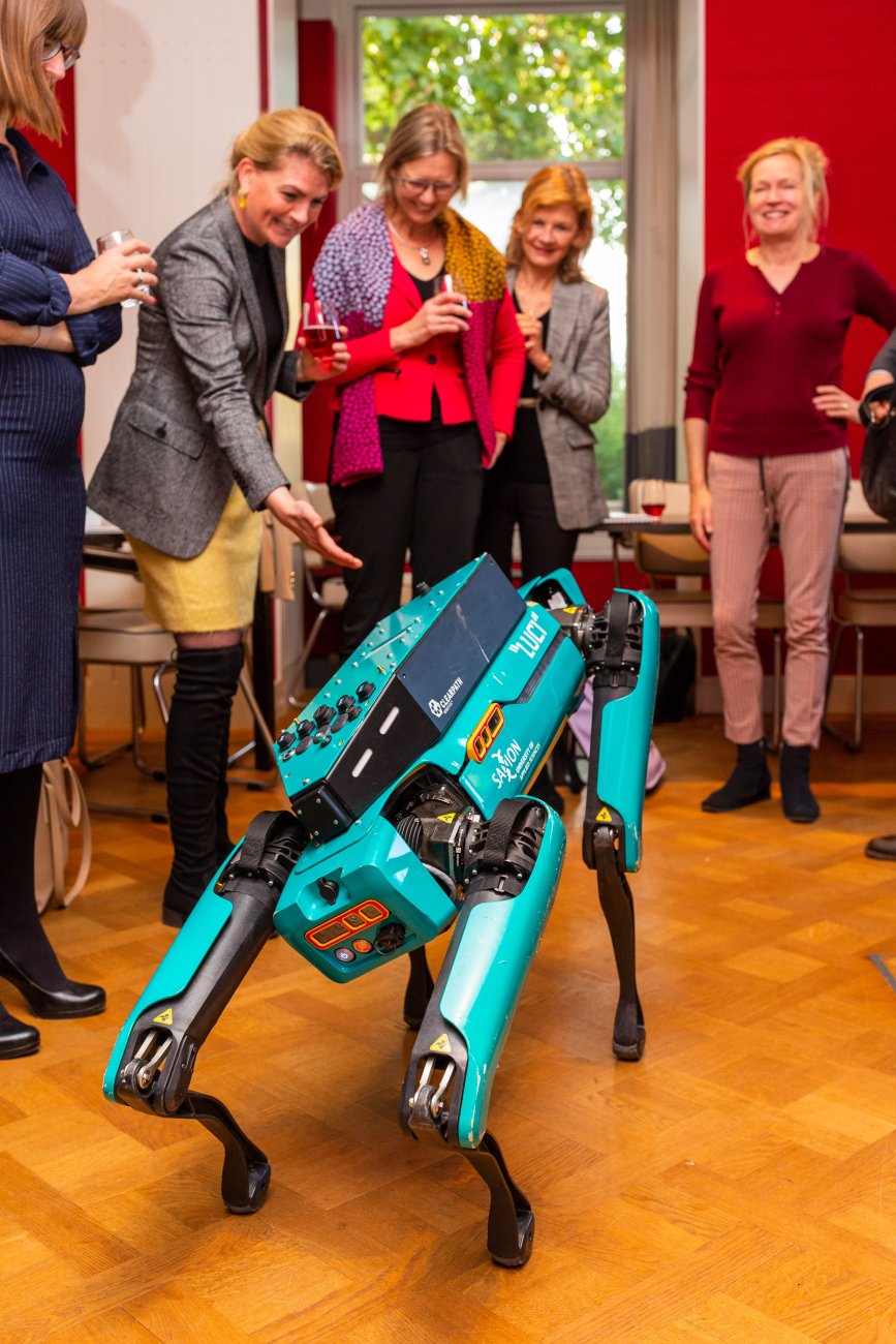 Demonstratie van een robot bij het werkbezoek aan Saxion.