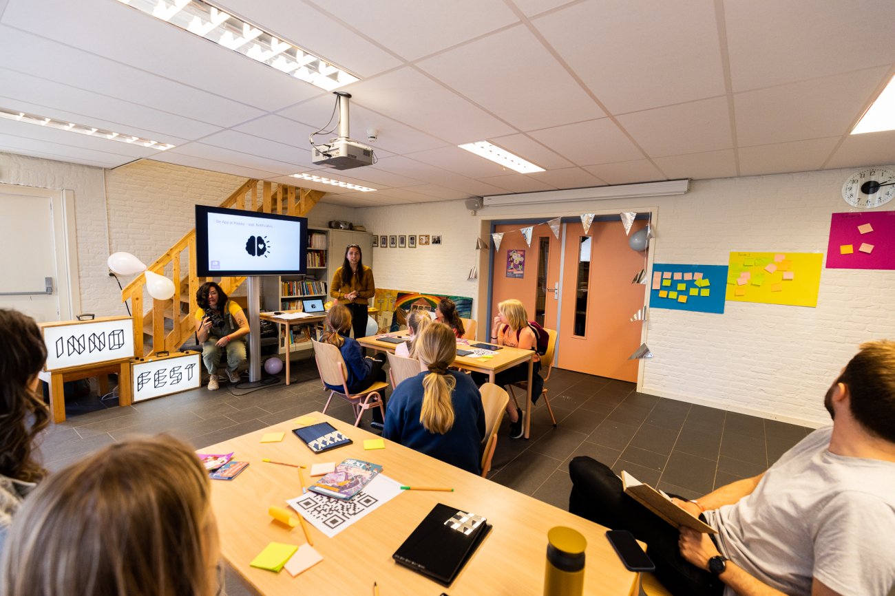 Onderzoekers halen input op bij jonge meiden om de App je Happy-app te verbeteren.