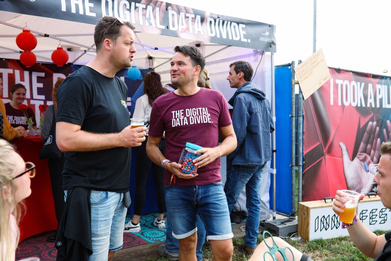 2 mannen kletsen op de Zwarte Cross
