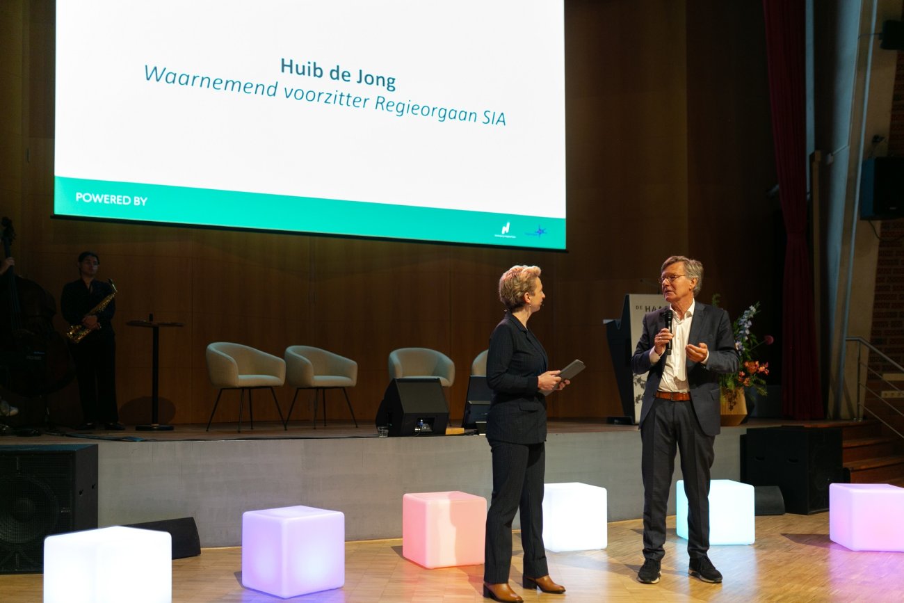 Huib de Jong en dagvoorzitter Marijke Roskam