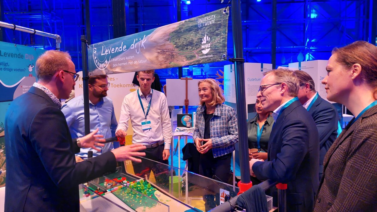 Minister Micky Adriaansens bezoekt een demonstratie van een waterkering door HZ University of Applied Sciences