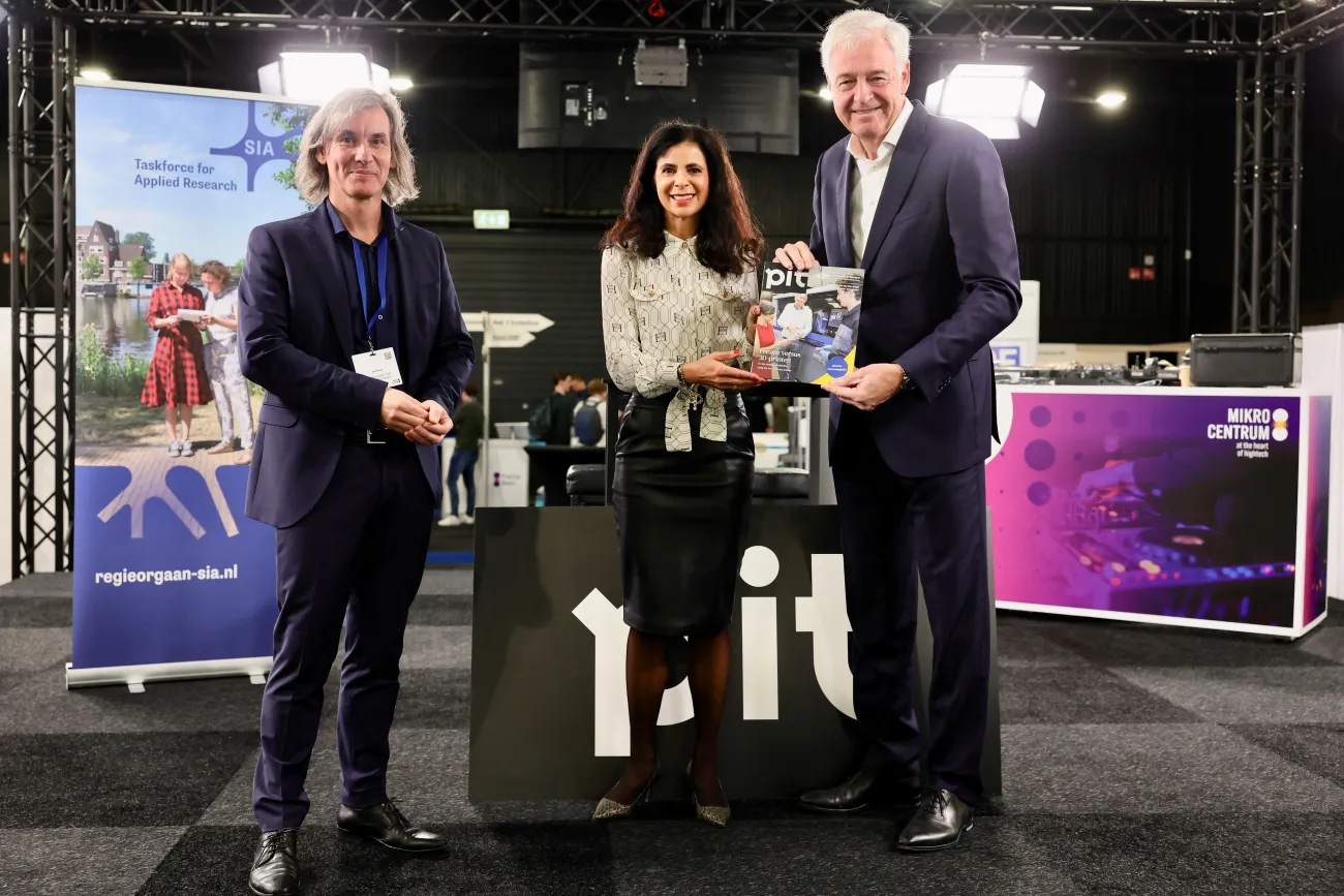 Het 1e nummer van PIT #5 wordt door Marc Hendrikse overhandigd aan Claudia Reiner