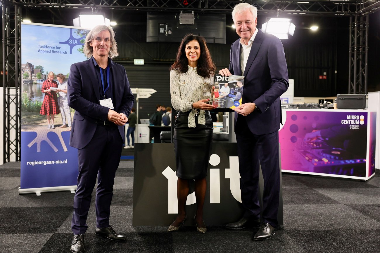 Het 1e nummer van PIT #5 wordt door Marc Hendrikse overhandigd aan Claudia Reiner