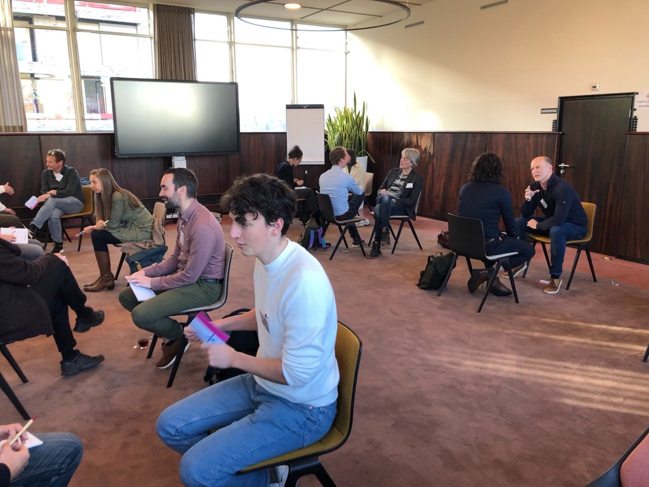 groep deelnemers opdracht stoelen