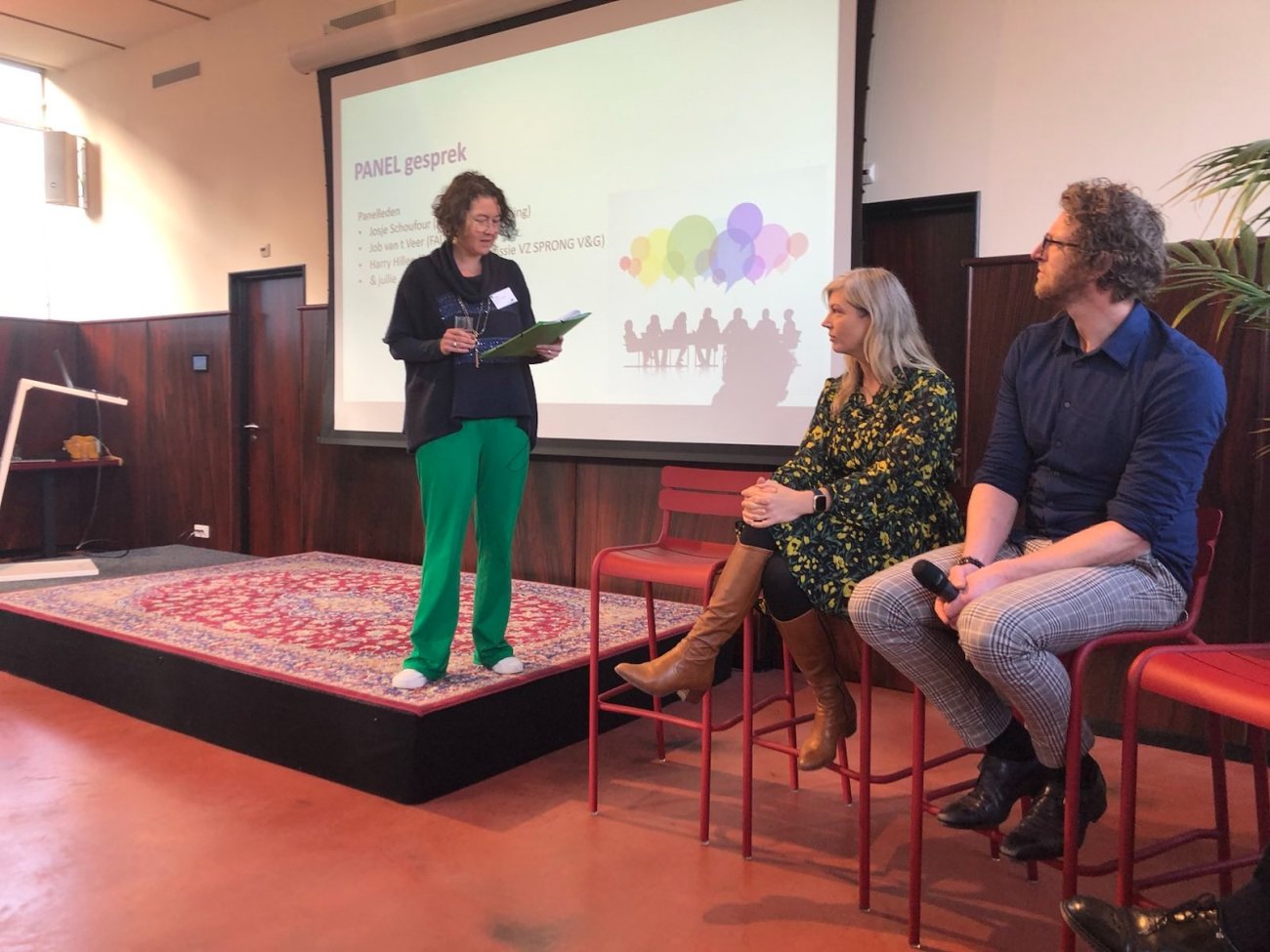 Vrouw presentatie panelleden