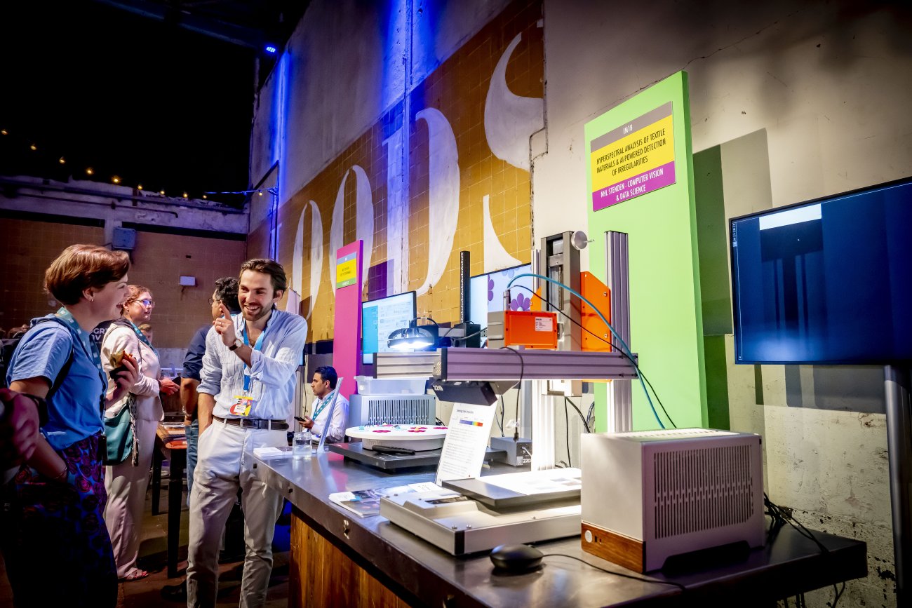 Onderzoeker Michele Murgia van NHL Stenden met demo 'Hyperspectral analysis' op TEKNOWLOGY 2025