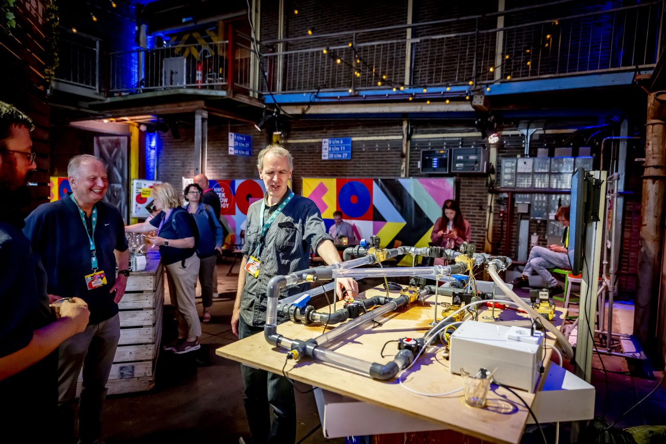 Onderzoeker van Hanze Groningen met demo over waterzuivering op TEKNOWLOGY