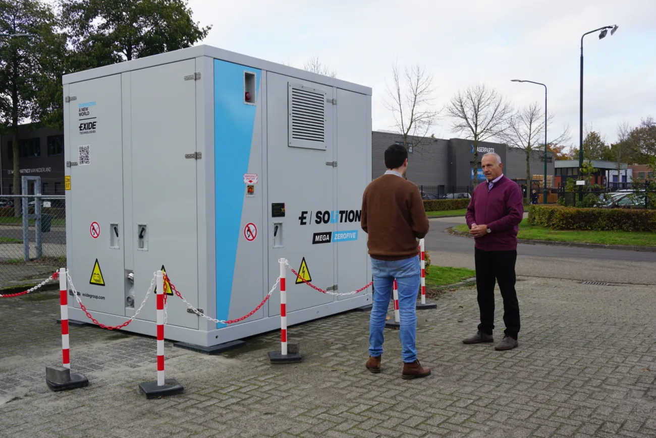 Mertijn Weeda en Jan Rietdijk bij batterij Kempen Energy Hub